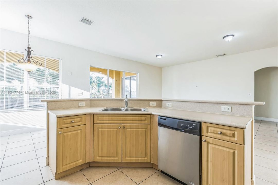 Vendido Recientemente: $811,000 (5 camas, 3 baños, 3748 Pies cuadrados)