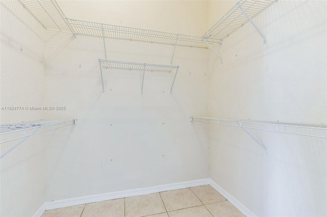 Vendido Recientemente: $811,000 (5 camas, 3 baños, 3748 Pies cuadrados)