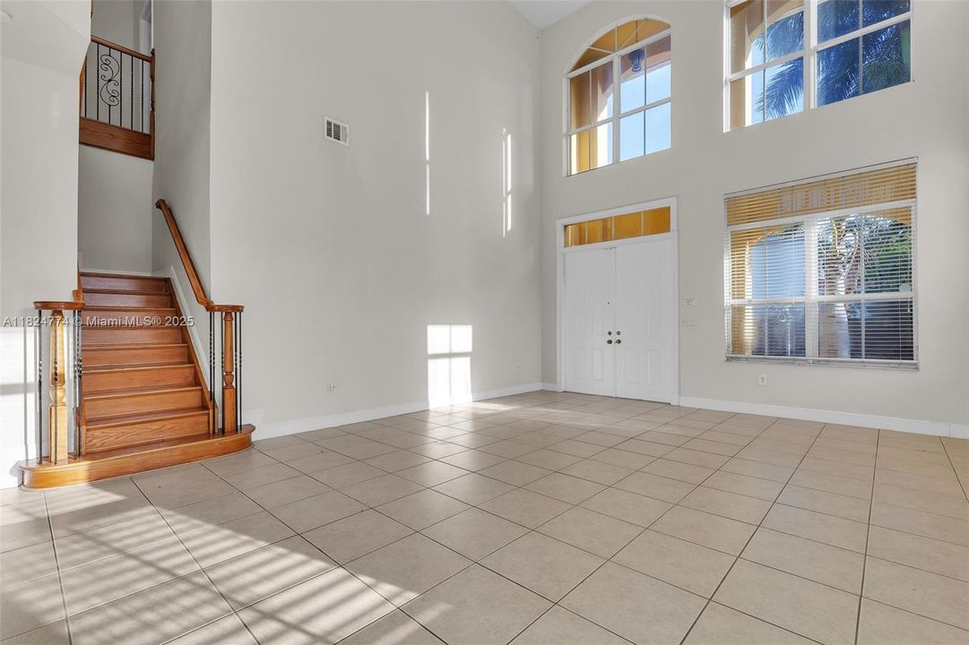 Vendido Recientemente: $811,000 (5 camas, 3 baños, 3748 Pies cuadrados)