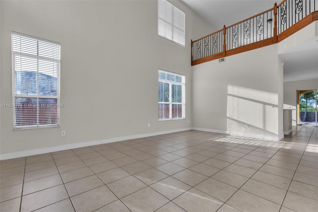 Vendido Recientemente: $811,000 (5 camas, 3 baños, 3748 Pies cuadrados)