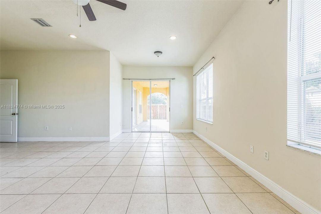 Vendido Recientemente: $811,000 (5 camas, 3 baños, 3748 Pies cuadrados)