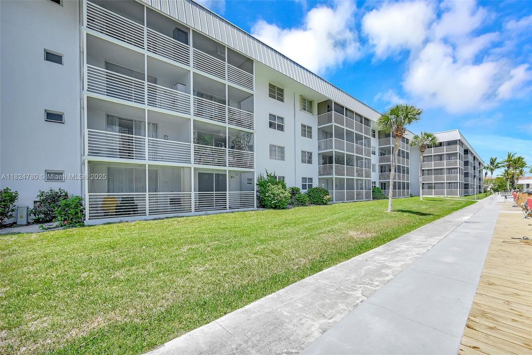 For Sale: $210,000 (2 beds, 2 baths, 1110 Square Feet)