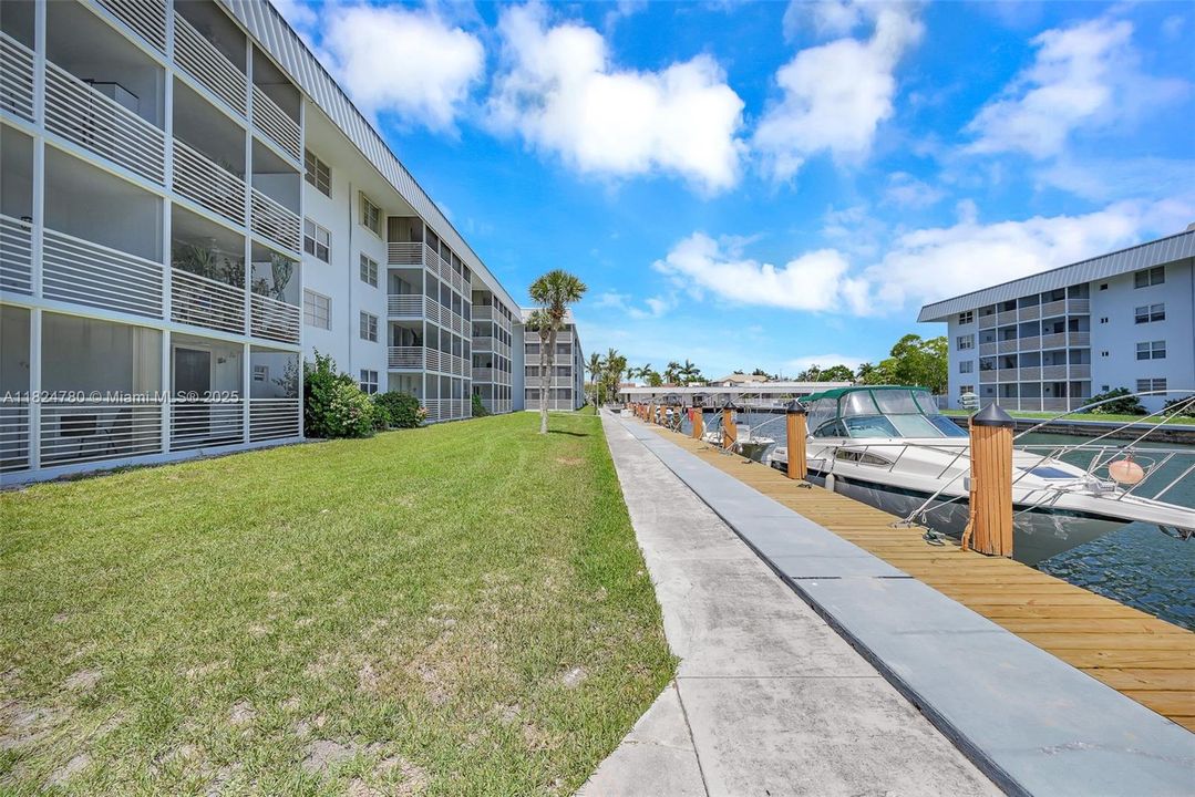 For Sale: $210,000 (2 beds, 2 baths, 1110 Square Feet)