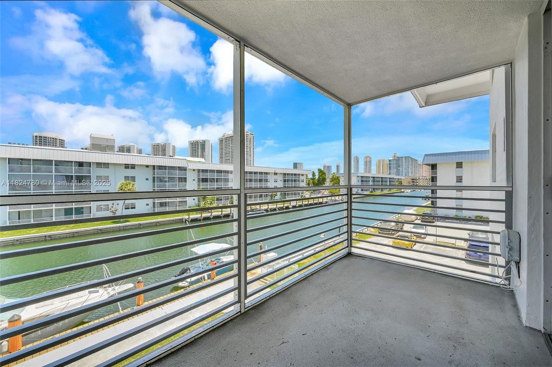 For Sale: $210,000 (2 beds, 2 baths, 1110 Square Feet)