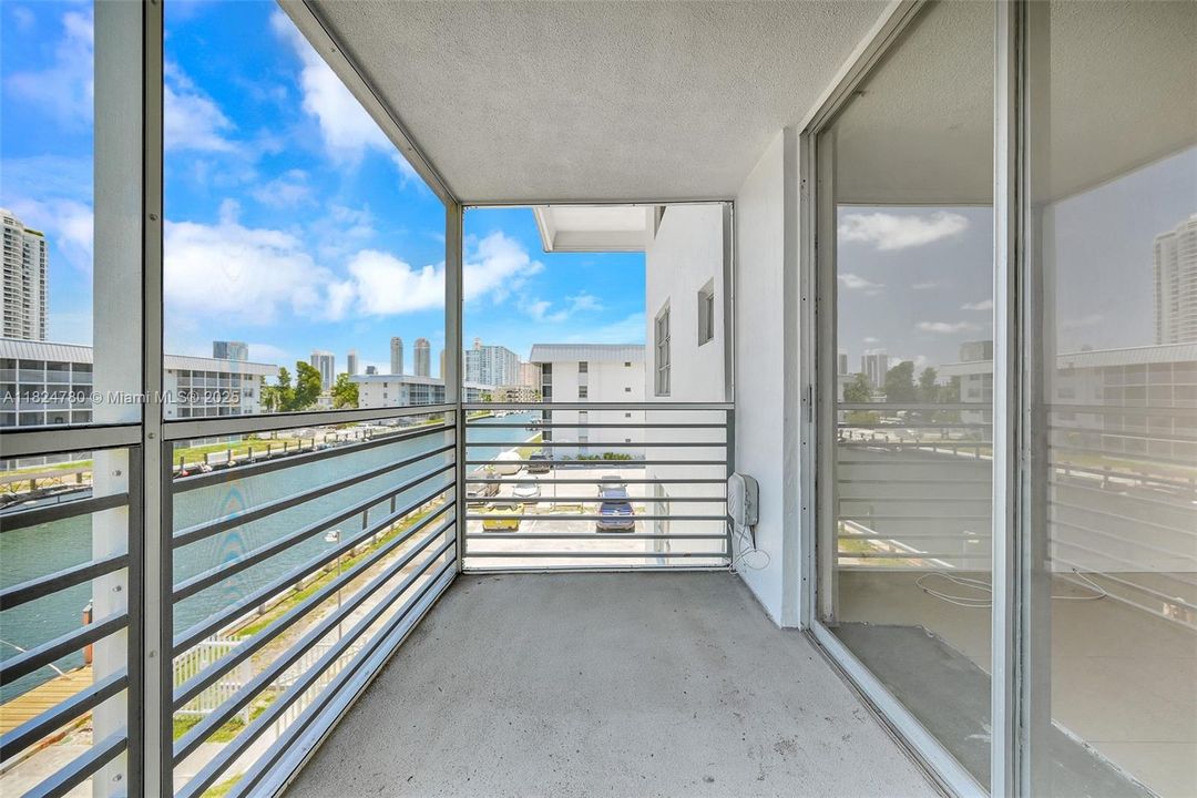 For Sale: $210,000 (2 beds, 2 baths, 1110 Square Feet)