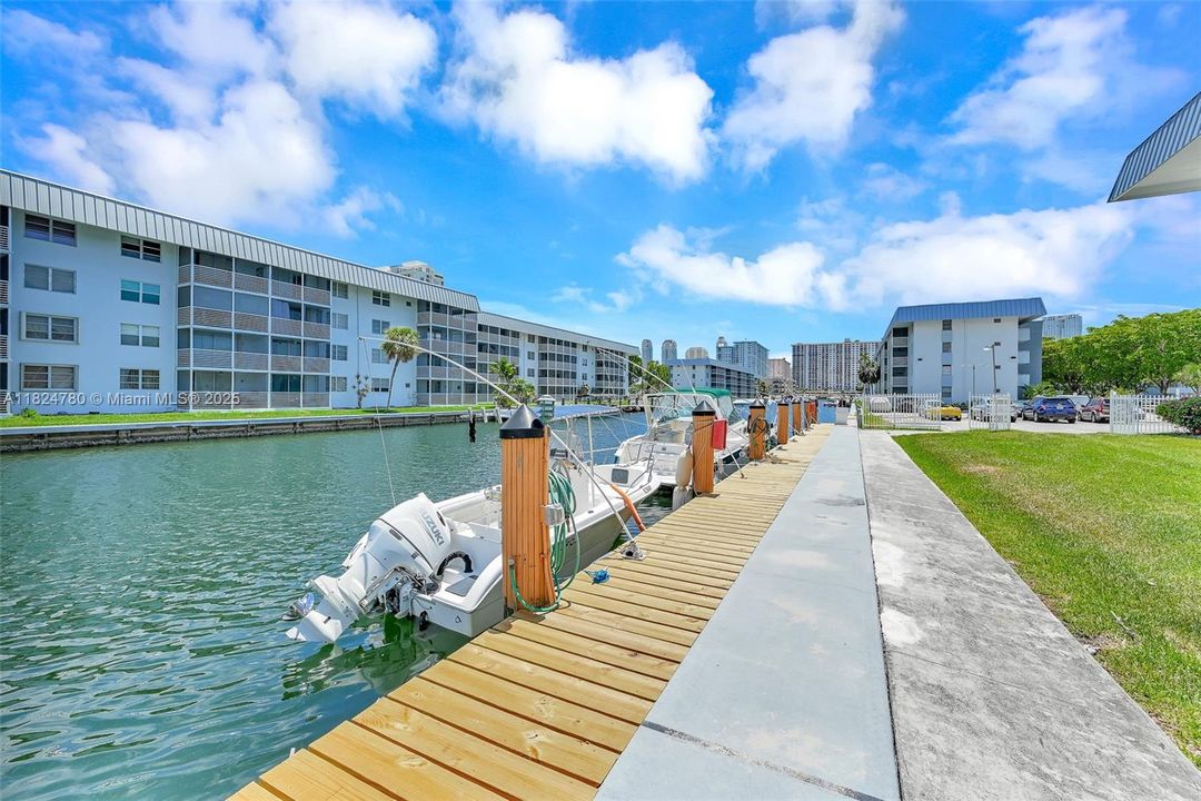 For Sale: $210,000 (2 beds, 2 baths, 1110 Square Feet)