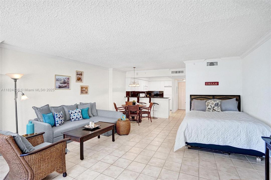 最近售出: $282,000 (0 贝兹, 1 浴室, 590 平方英尺)