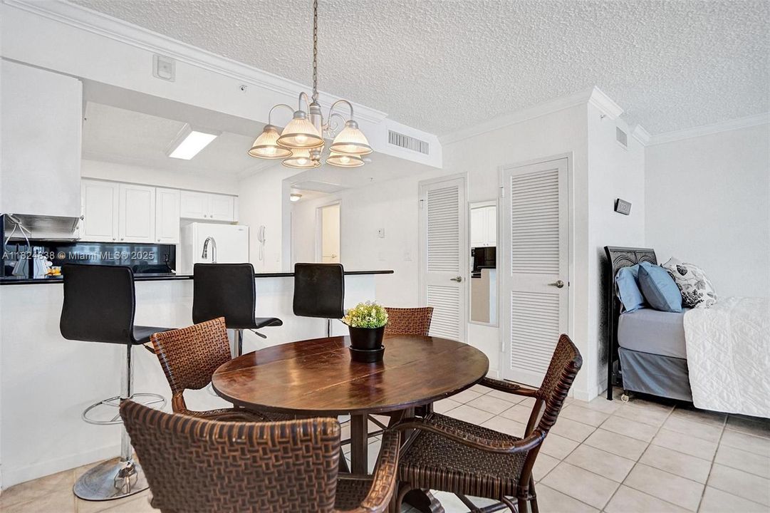 最近售出: $282,000 (0 贝兹, 1 浴室, 590 平方英尺)