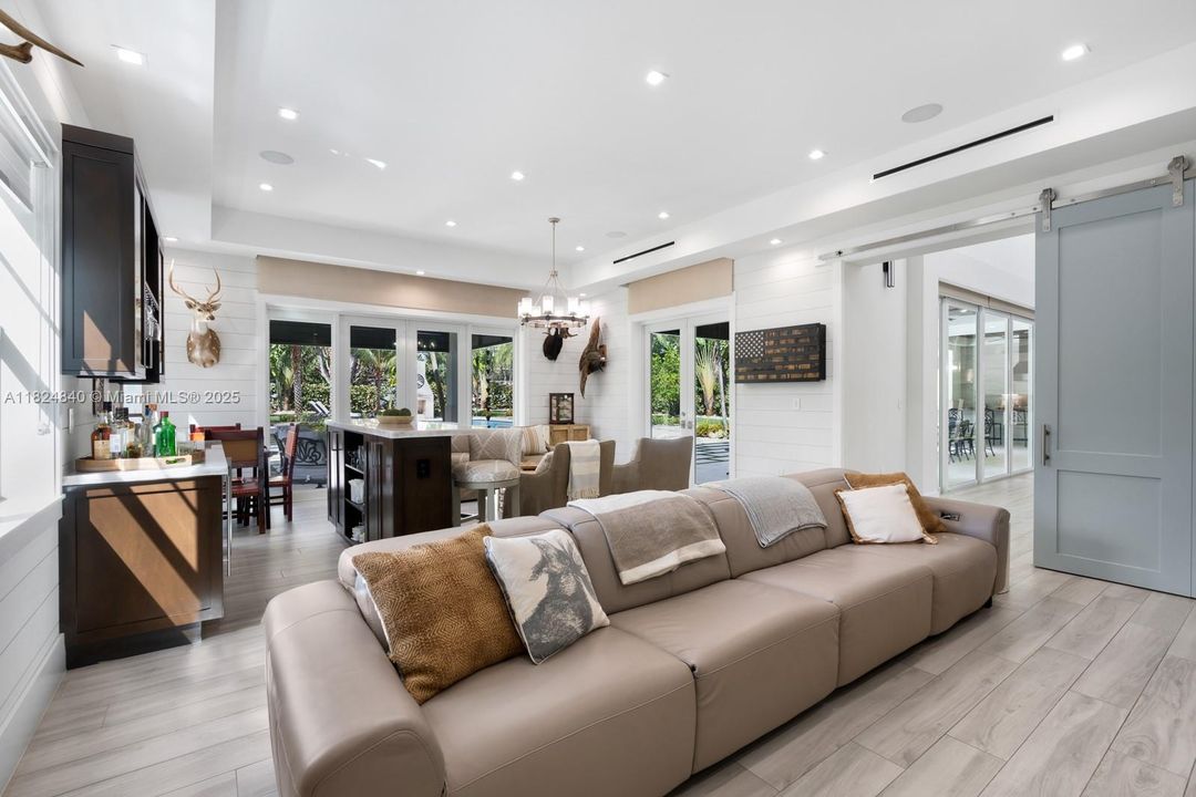 Vendido Recientemente: $7,995,000 (6 camas, 6 baños, 6299 Pies cuadrados)