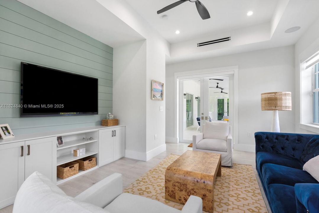 Vendido Recientemente: $7,995,000 (6 camas, 6 baños, 6299 Pies cuadrados)