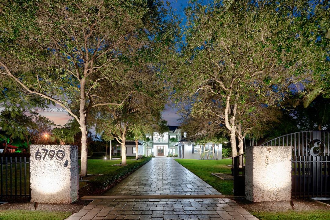 Vendido Recientemente: $7,995,000 (6 camas, 6 baños, 6299 Pies cuadrados)