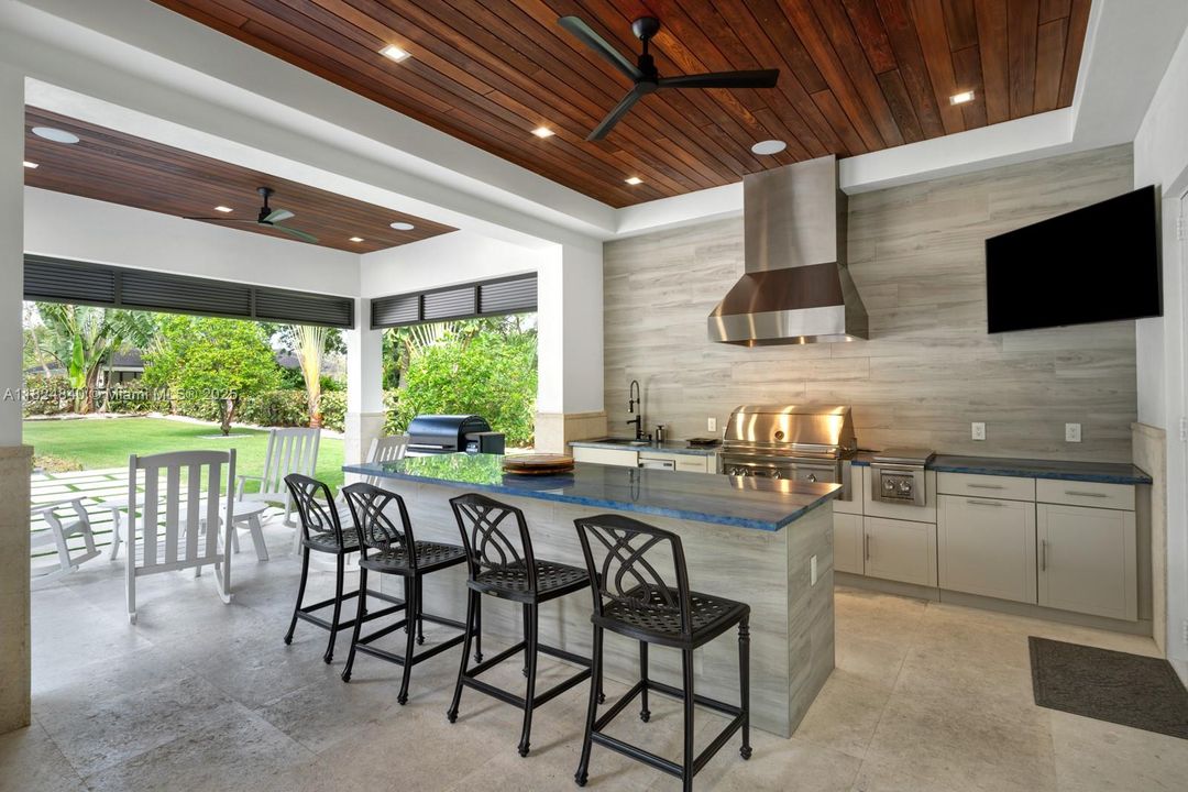 Vendido Recientemente: $7,995,000 (6 camas, 6 baños, 6299 Pies cuadrados)