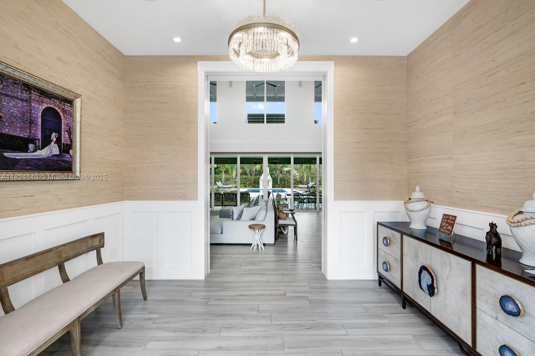 Vendido Recientemente: $7,995,000 (6 camas, 6 baños, 6299 Pies cuadrados)