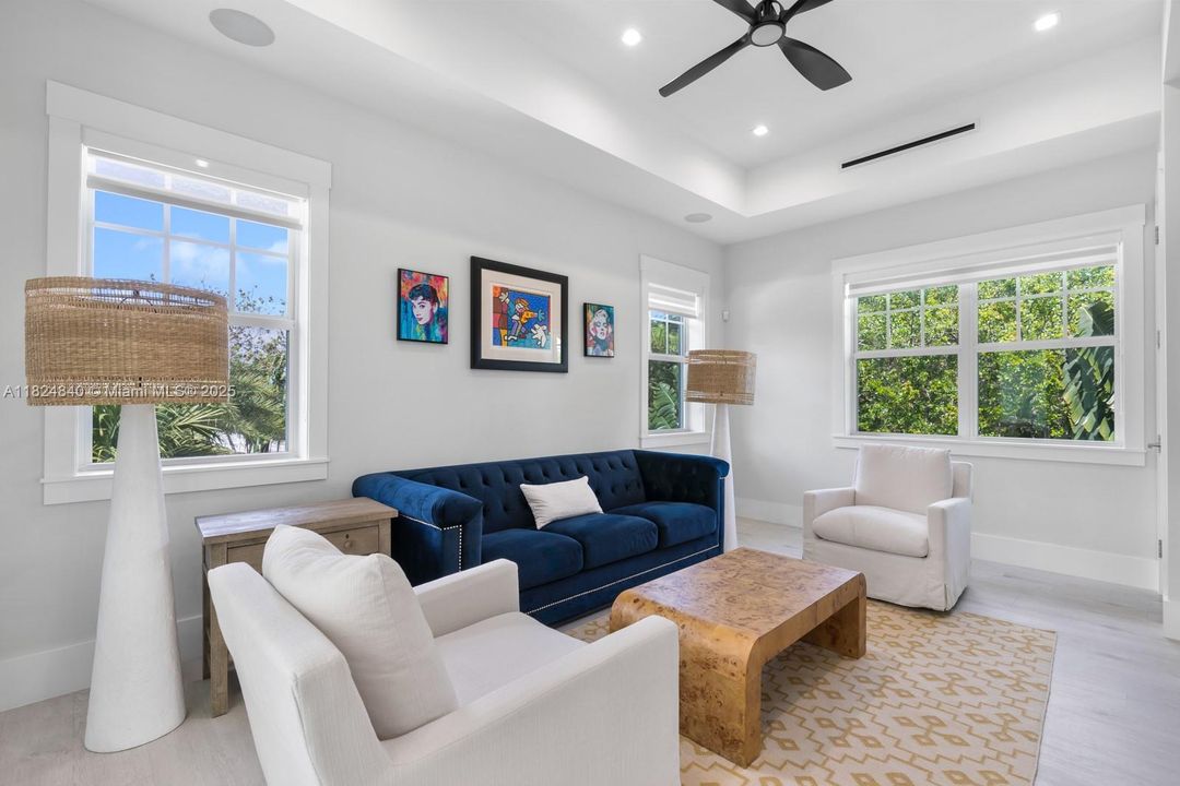 Vendido Recientemente: $7,995,000 (6 camas, 6 baños, 6299 Pies cuadrados)