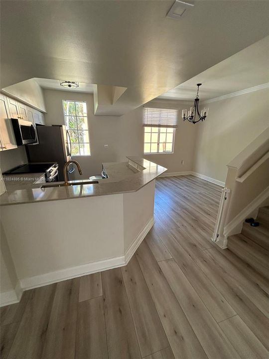 Недавно продано: $500,000 (2 спален, 2 ванн, 1270 Квадратных фут)