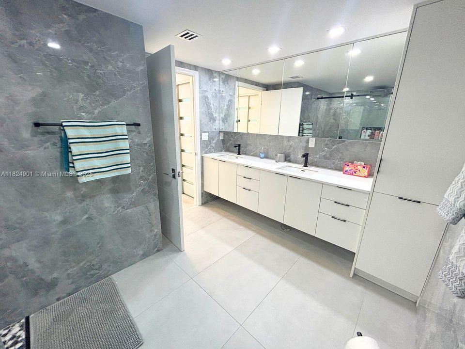 For Sale: $2,599,999 (2 beds, 2 baths, 1560 Square Feet)