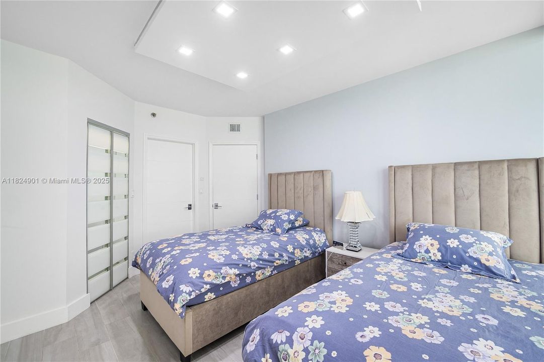 For Sale: $2,599,999 (2 beds, 2 baths, 1560 Square Feet)