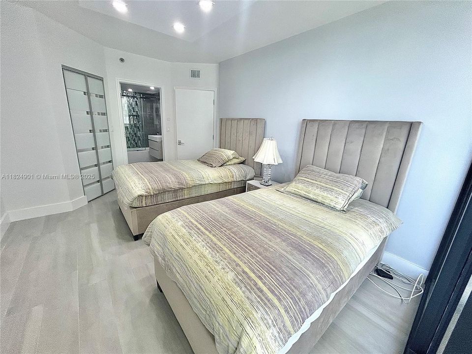 For Sale: $2,599,999 (2 beds, 2 baths, 1560 Square Feet)