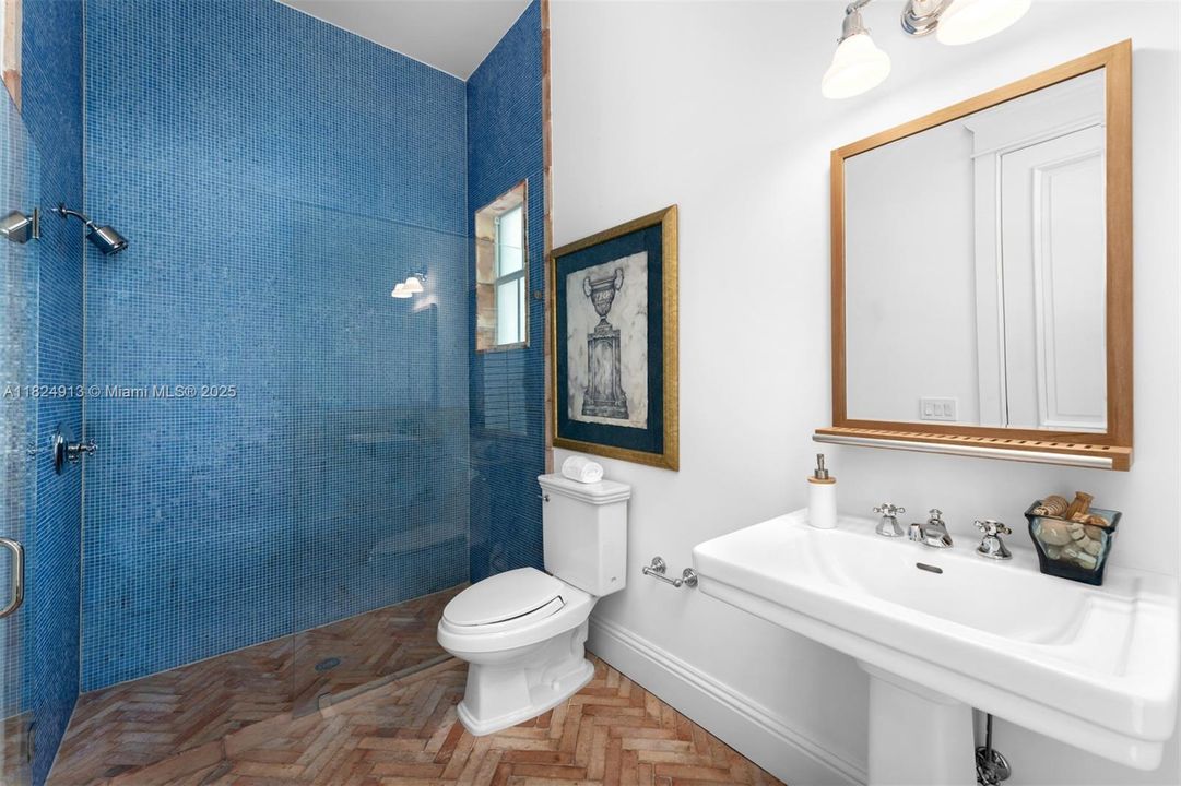 最近售出: $10,995,000 (6 贝兹, 6 浴室, 6999 平方英尺)