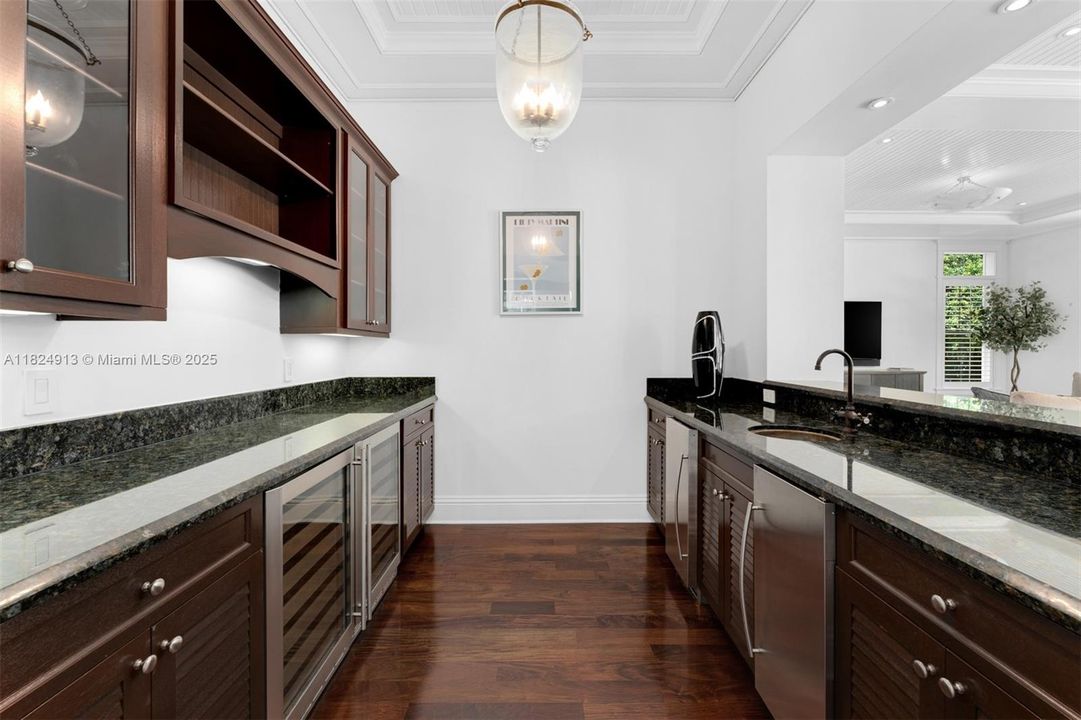 最近售出: $10,995,000 (6 贝兹, 6 浴室, 6999 平方英尺)