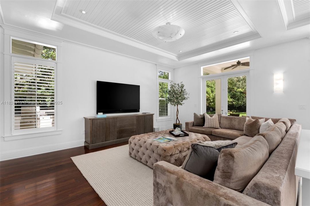 最近售出: $10,995,000 (6 贝兹, 6 浴室, 6999 平方英尺)