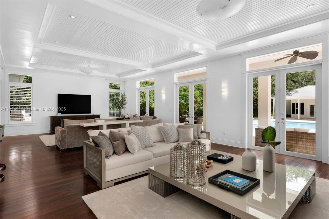 最近售出: $10,995,000 (6 贝兹, 6 浴室, 6999 平方英尺)