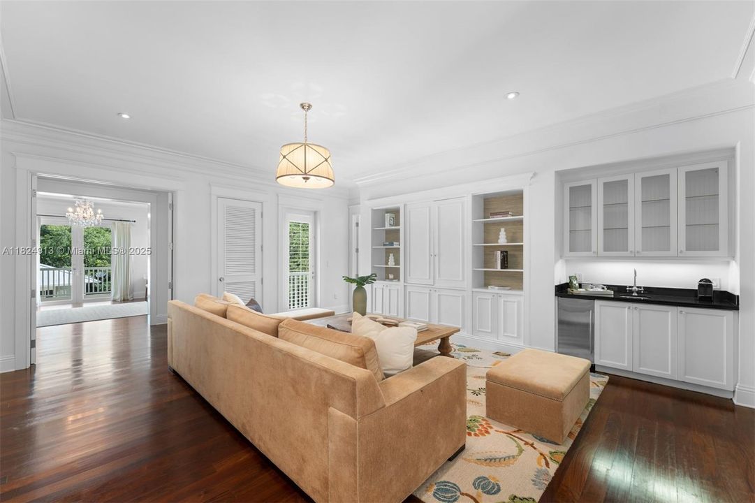 最近售出: $10,995,000 (6 贝兹, 6 浴室, 6999 平方英尺)