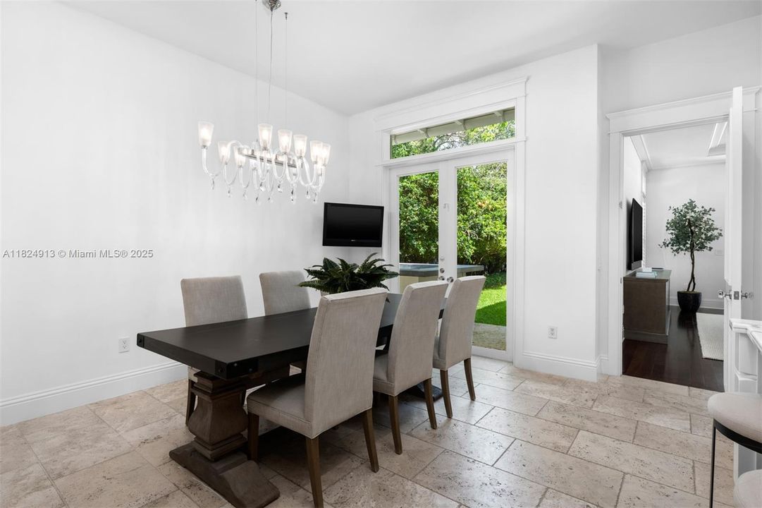 最近售出: $10,995,000 (6 贝兹, 6 浴室, 6999 平方英尺)