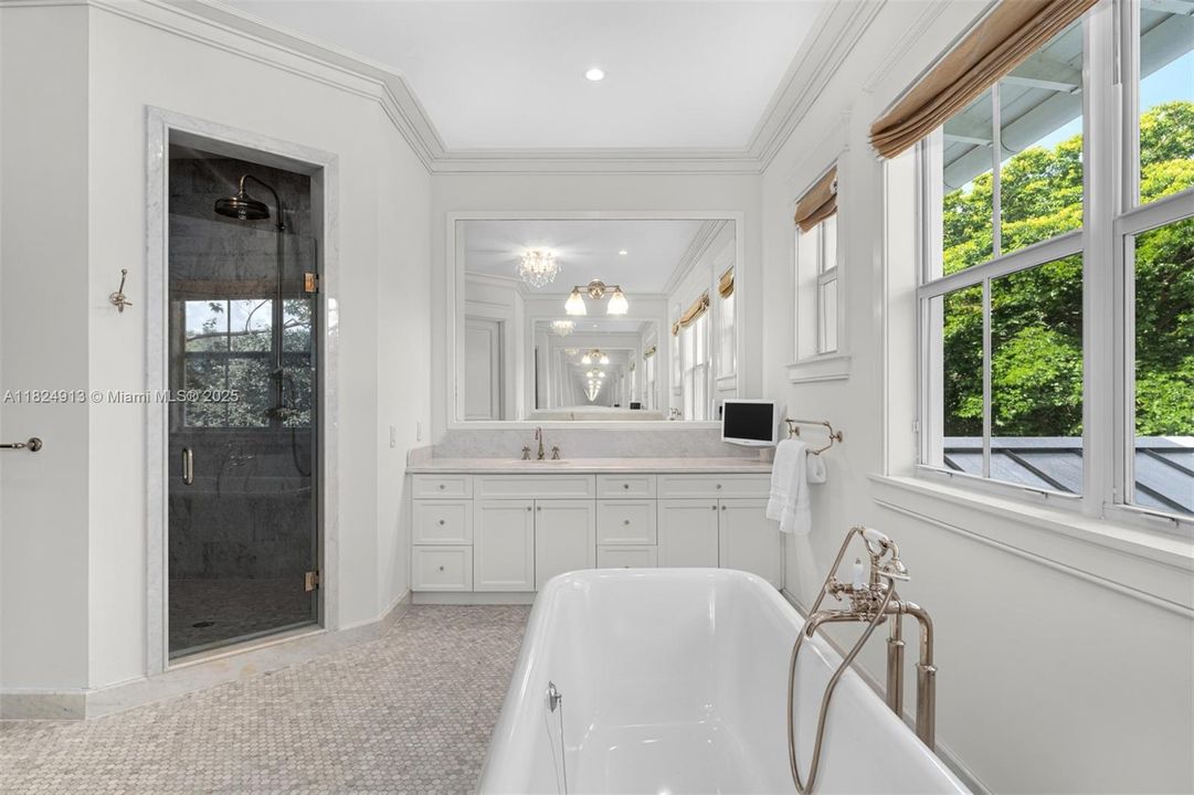 最近售出: $10,995,000 (6 贝兹, 6 浴室, 6999 平方英尺)