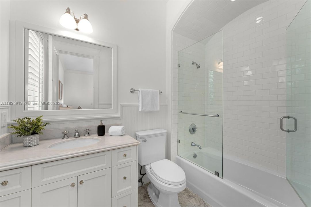 最近售出: $10,995,000 (6 贝兹, 6 浴室, 6999 平方英尺)