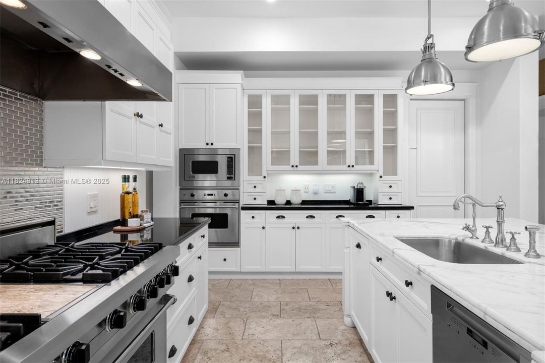 最近售出: $10,995,000 (6 贝兹, 6 浴室, 6999 平方英尺)