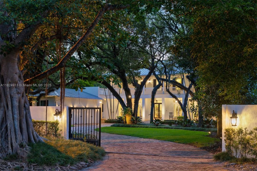 最近售出: $10,995,000 (6 贝兹, 6 浴室, 6999 平方英尺)