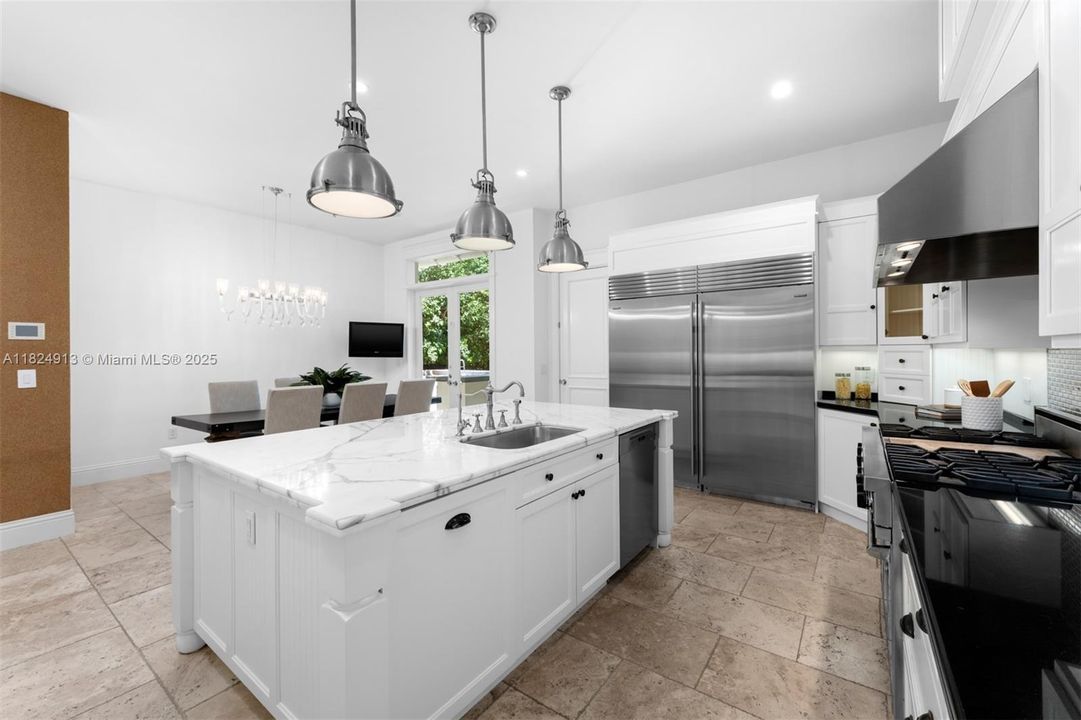 最近售出: $10,995,000 (6 贝兹, 6 浴室, 6999 平方英尺)