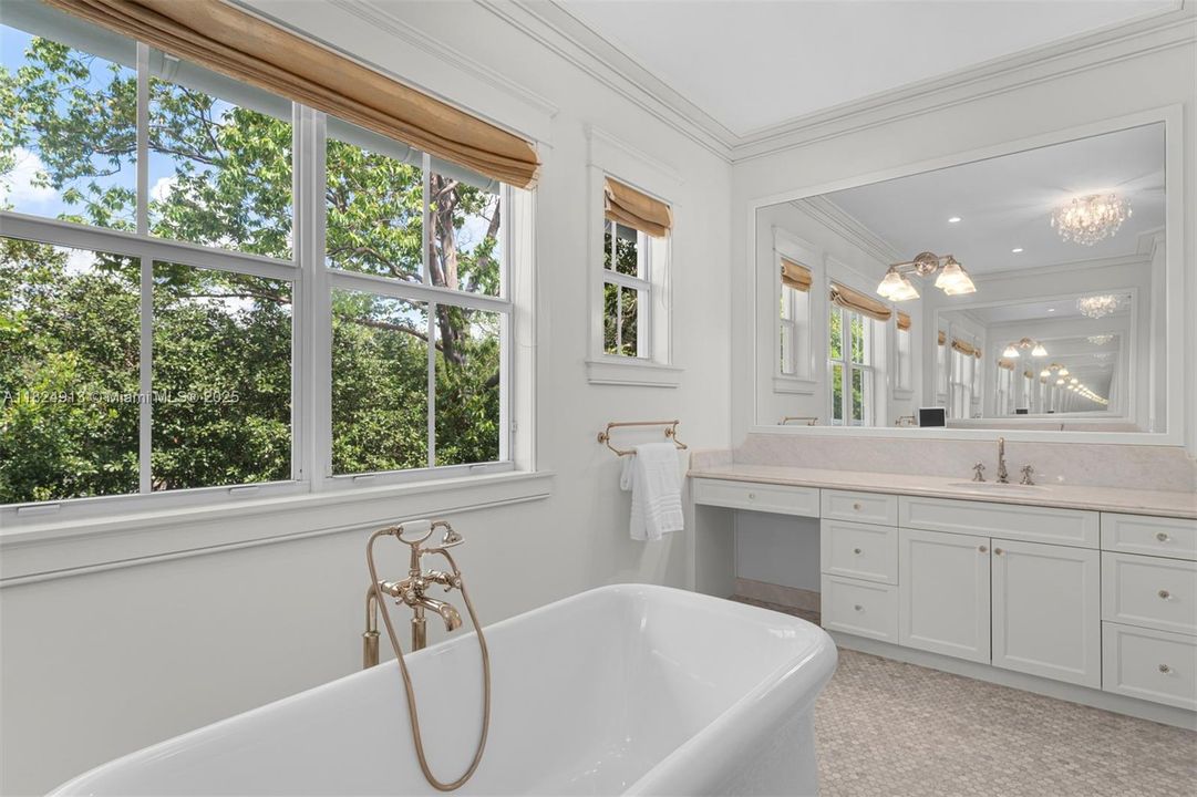 最近售出: $10,995,000 (6 贝兹, 6 浴室, 6999 平方英尺)