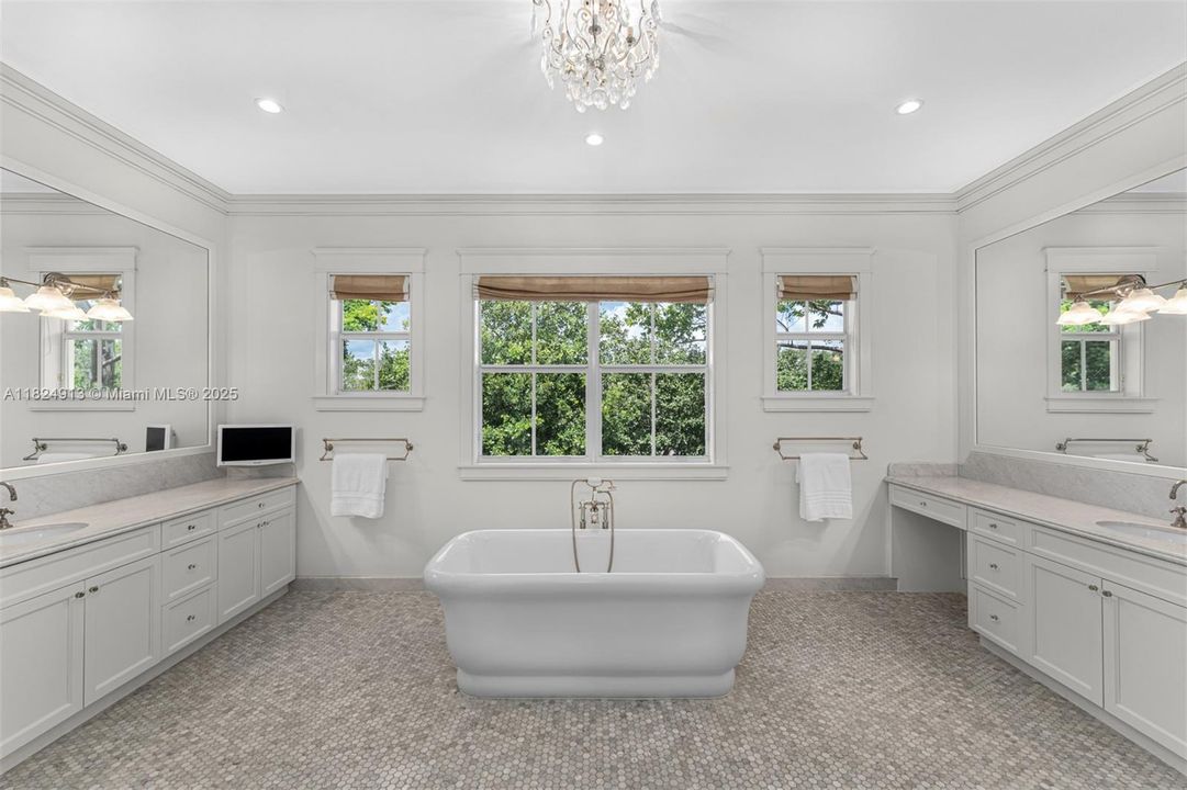 最近售出: $10,995,000 (6 贝兹, 6 浴室, 6999 平方英尺)