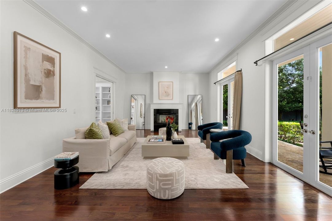 最近售出: $10,995,000 (6 贝兹, 6 浴室, 6999 平方英尺)