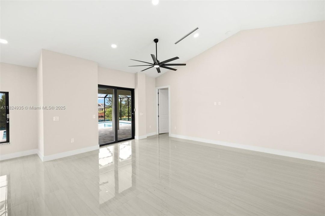 Activo con contrato: $515,000 (4 camas, 2 baños, 1800 Pies cuadrados)