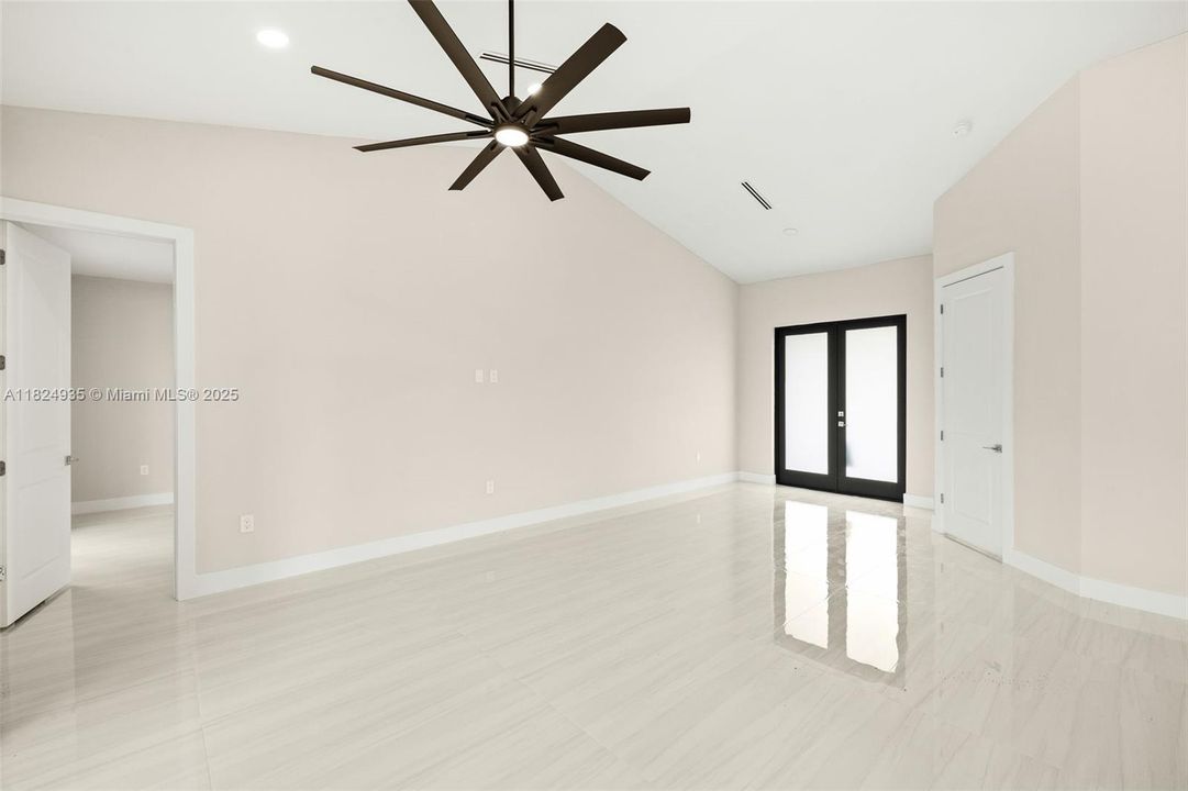 Activo con contrato: $515,000 (4 camas, 2 baños, 1800 Pies cuadrados)