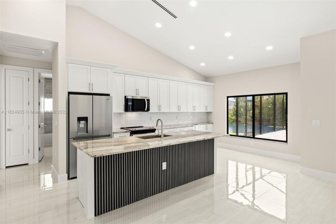 Kitchen with large island