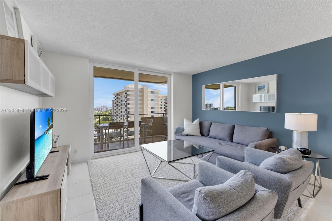 For Sale: $525,000 (2 beds, 2 baths, 1160 Square Feet)