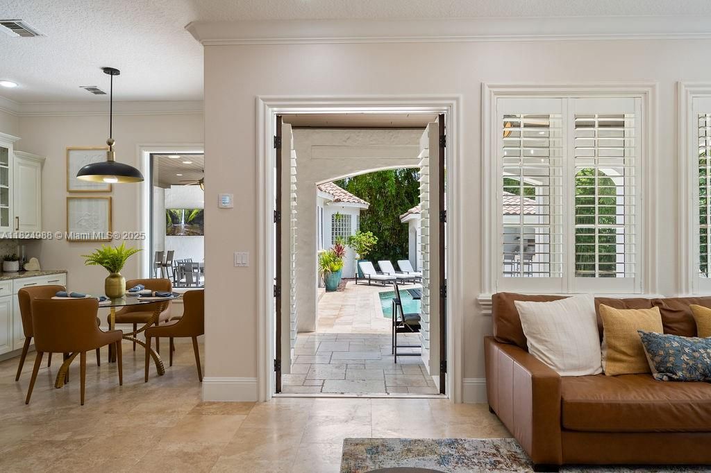 En Venta: $5,495,000 (5 camas, 6 baños, 7278 Pies cuadrados)