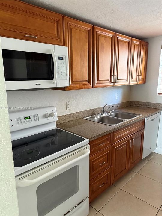 На продажу: $374,000 (2 спален, 2 ванн, 1036 Квадратных фут)