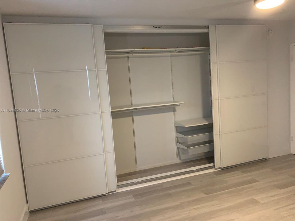 For Sale: $290,000 (2 beds, 1 baths, 970 Square Feet)