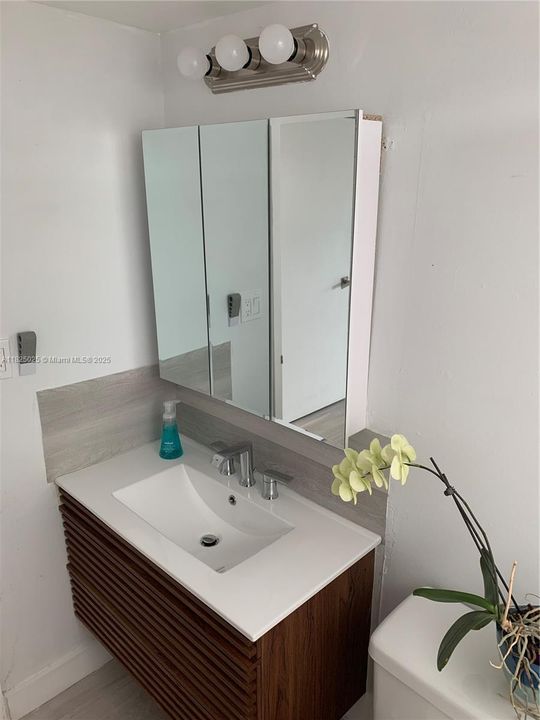 For Sale: $290,000 (2 beds, 1 baths, 970 Square Feet)