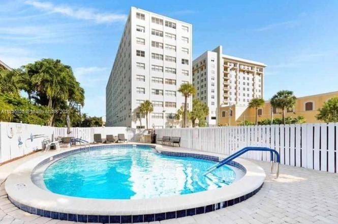 For Sale: $290,000 (2 beds, 1 baths, 970 Square Feet)