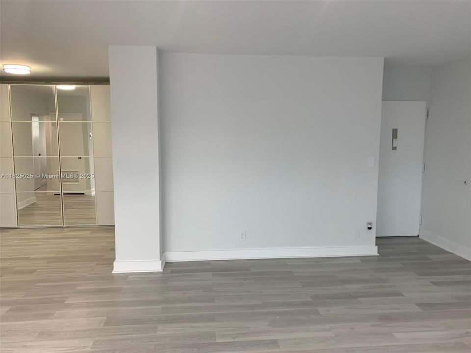 For Sale: $290,000 (2 beds, 1 baths, 970 Square Feet)