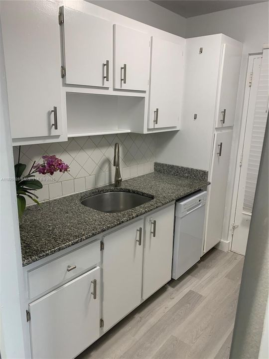 For Sale: $290,000 (2 beds, 1 baths, 970 Square Feet)