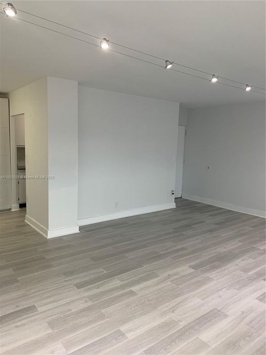 For Sale: $290,000 (2 beds, 1 baths, 970 Square Feet)