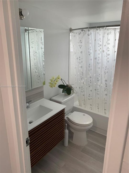 For Sale: $290,000 (2 beds, 1 baths, 970 Square Feet)