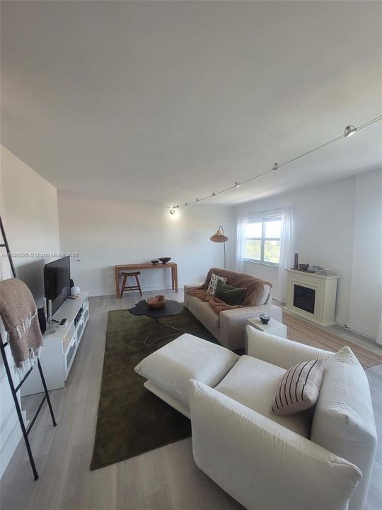 For Sale: $290,000 (2 beds, 1 baths, 970 Square Feet)